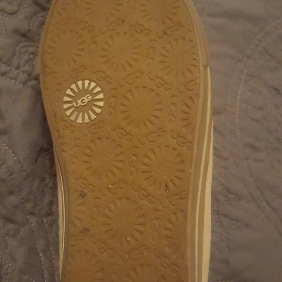 UGH house shoes - Picture 4 of 4